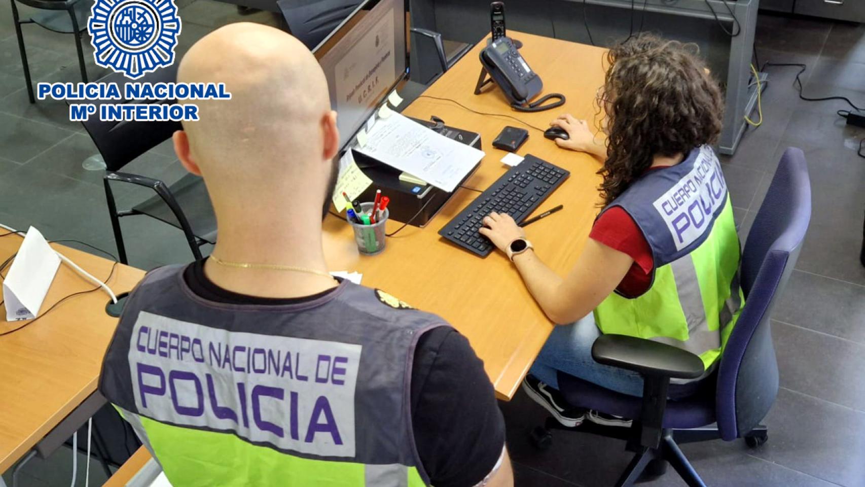 Agentes de la Policía Nacional en una comisaría, en una imagen de archivo.