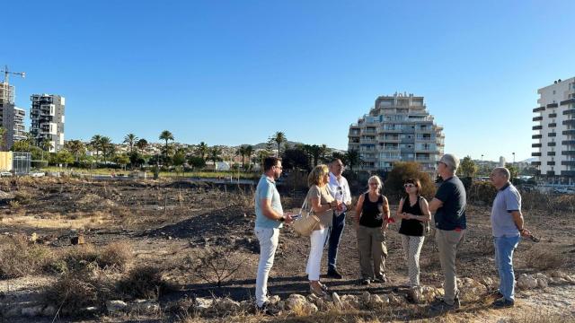 La alcaldesa y otros responsables políticos y técnicos, esta mañana en el yacimiento quemado.
