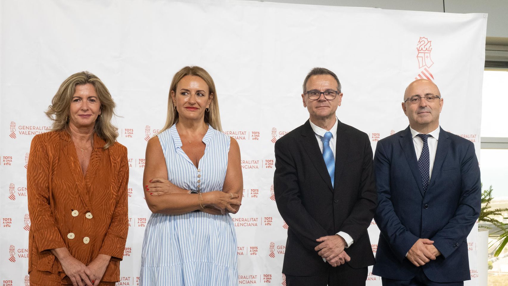 La consellera Nuria Montes (centro), posa junto a los nuevos secretario autonómico de Innovación, Jerónimo Mora (2º dcha), director general de Innovación, Juan José Cortés Vélez, y subsecretaria de la Conselleria, Elena Lumbreras