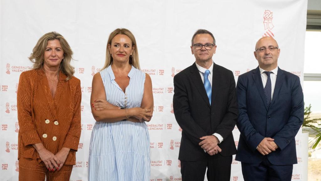 La consellera Nuria Montes (centro), posa junto a los nuevos secretario autonómico de Innovación, Jerónimo Mora (2º dcha), director general de Innovación, Juan José Cortés Vélez, y subsecretaria de la Conselleria, Elena Lumbreras