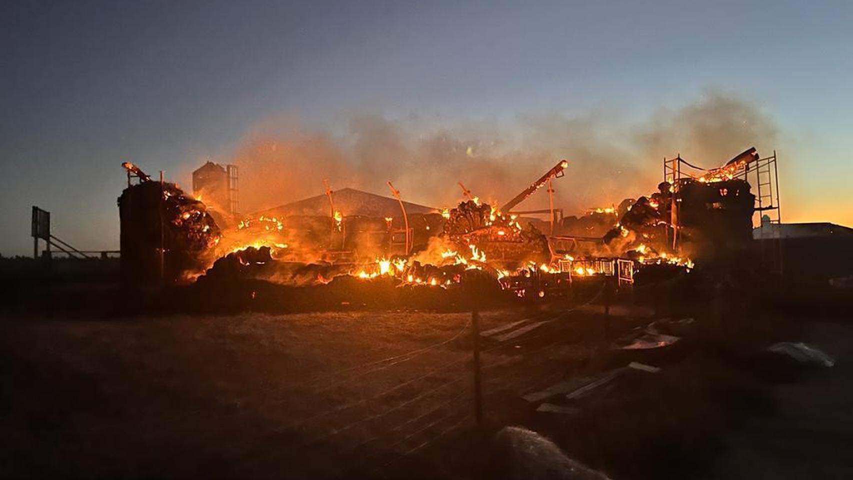 Imagen del incendio que ha sacudido el aula de formación de Bioconstrucción Gomecello promovida por la Casa Escuela Santiago Uno