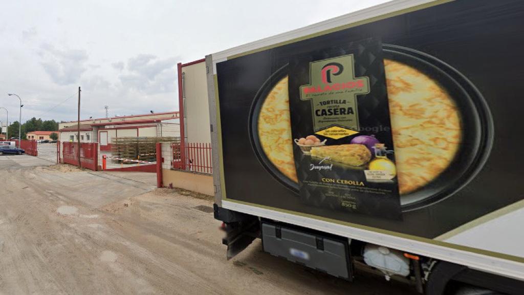 Exteriores de la fabrica de Palacios en Mudrián, con un camión que anuncia sus tortillas