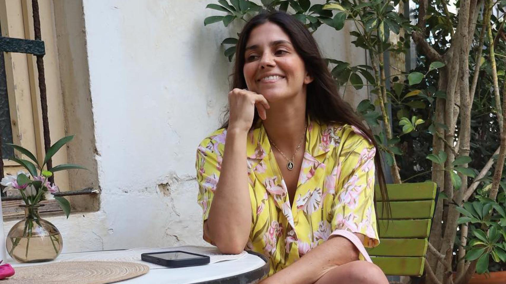 María García de Jaime luciendo un estilo pijamero en las calles de Tarifa.