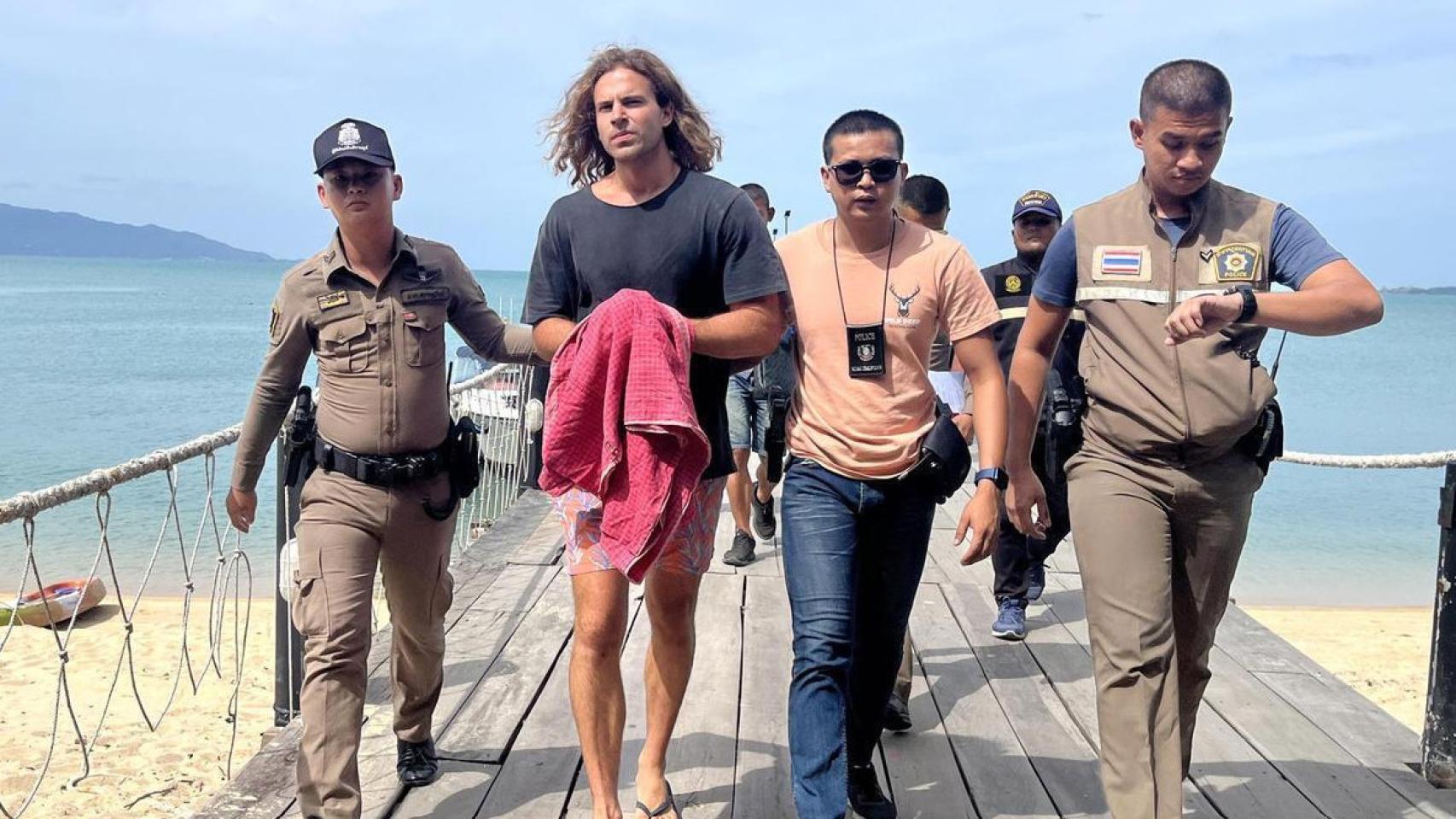 Daniel Sancho escoltado por la policía en el puerto de Koh Samui.