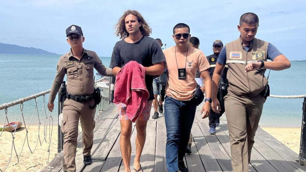 Daniel Sancho escoltado por la policía en el puerto de Koh Samui.