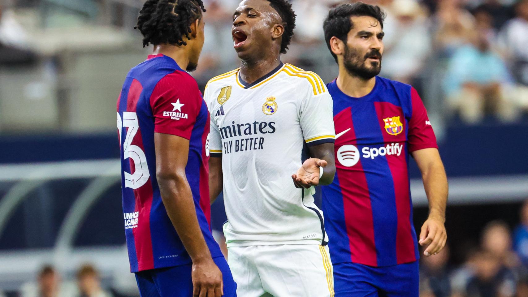 Vinicius y Koundé se encaran en El Clásico de esta pretemporada.