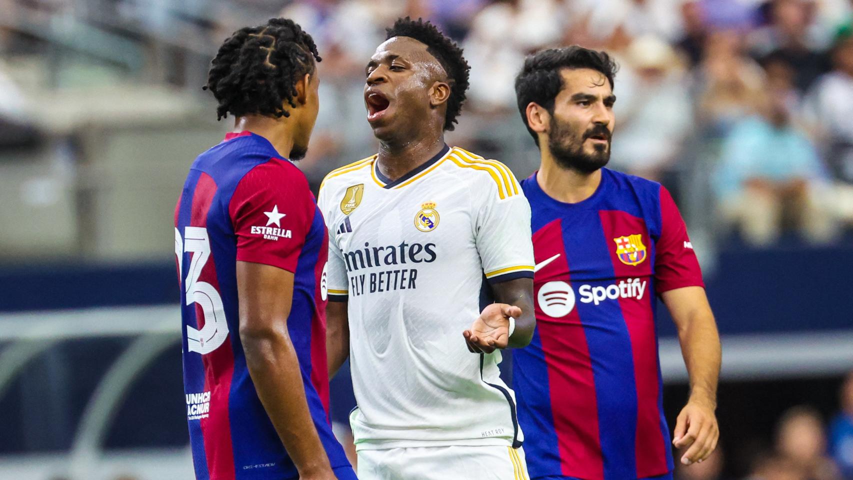 Vinicius y Koundé se encaran en El Clásico de esta pretemporada.