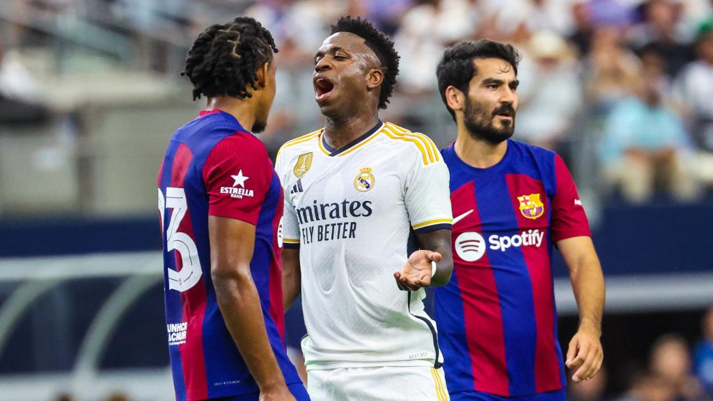 Vinicius y Koundé se encaran en El Clásico de esta pretemporada.