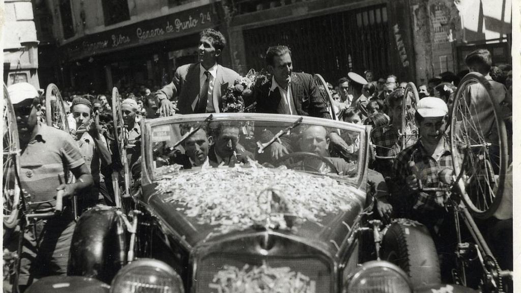 Federico Martín Bahamontes, recibido como un héroe tras ganar el maillot de la montaña.