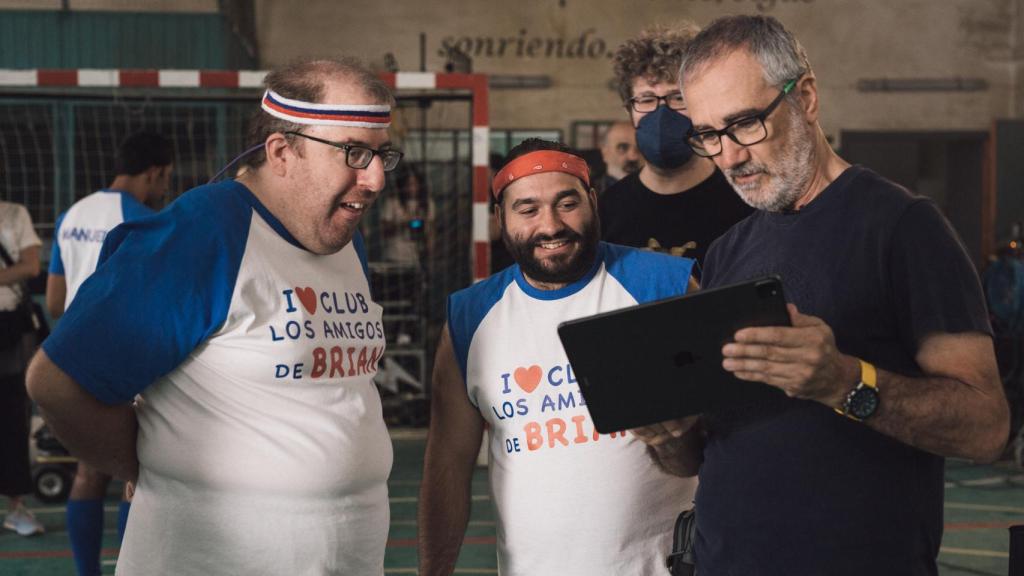 El director Javier Fesser junto a dos de los actores durante el rodaje de 'Campeonex'.