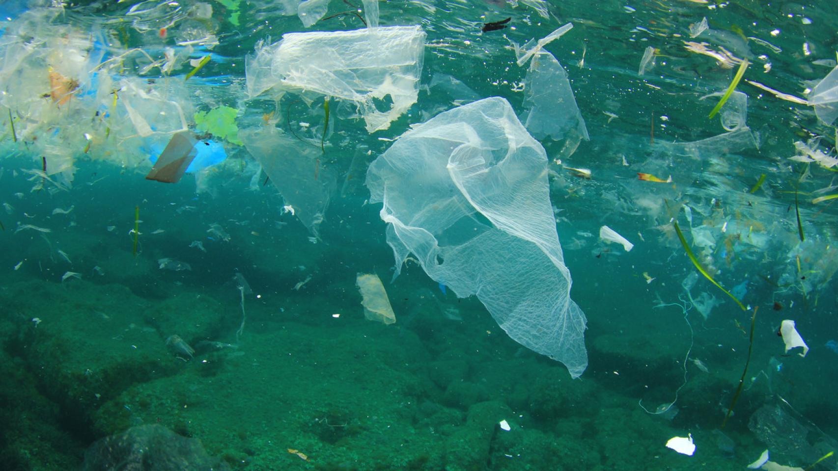 Imagen de archivo de basura plástica hundiéndose en el mar.