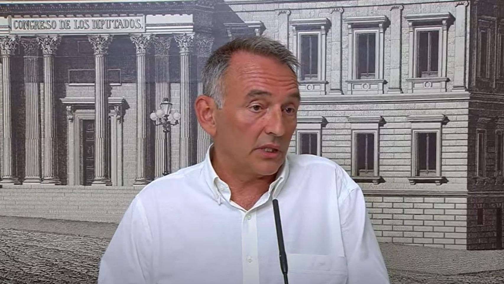 El secretario general del PCE, Enrique Santiago, este lunes en rueda de prensa.
