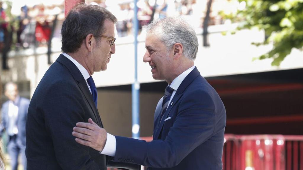Alberto Núñez Feijóo saluda al lehendakari Íñigo Urkullu, en un acto de homenaje a Miguel Ángel Blanco.