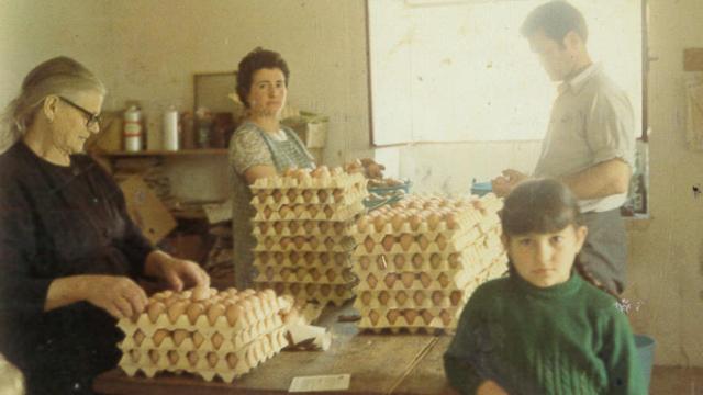 Imagen del archivo de la familia que impulsó el Grupo Campomayor. En ella, un momento de los primeros años de la empresa, dedicada a la fabricación de huevos en Palas de Rei, Galicia.