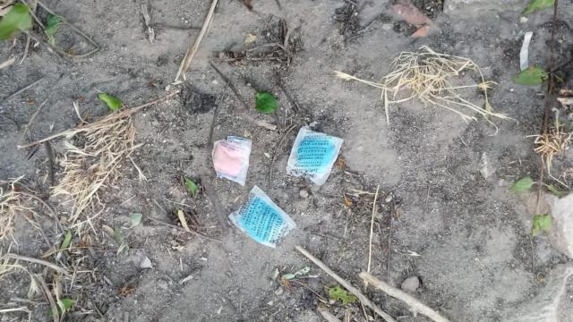 Bolsas de raticida halladas por los voluntarios.