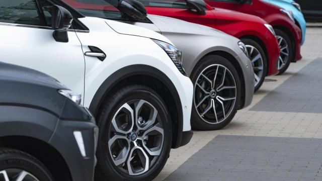 Coches aparcados en un concesionario de segunda mano.