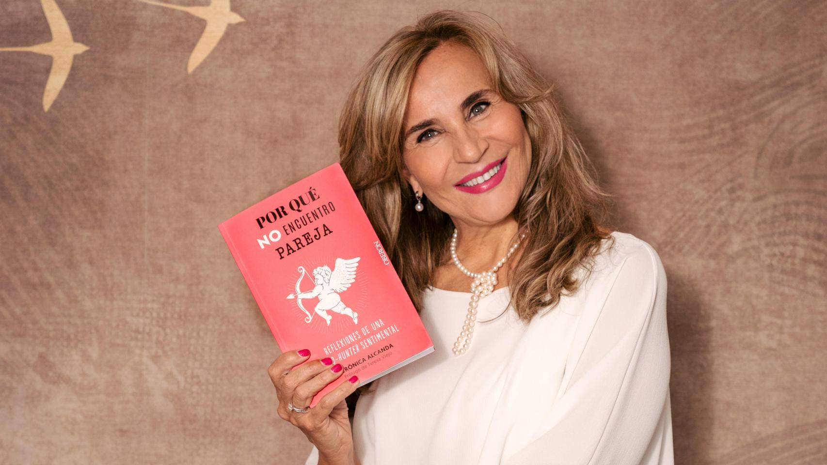 Verónica Alcanda, con su libro '¿Por qué no encuentro pareja?'
