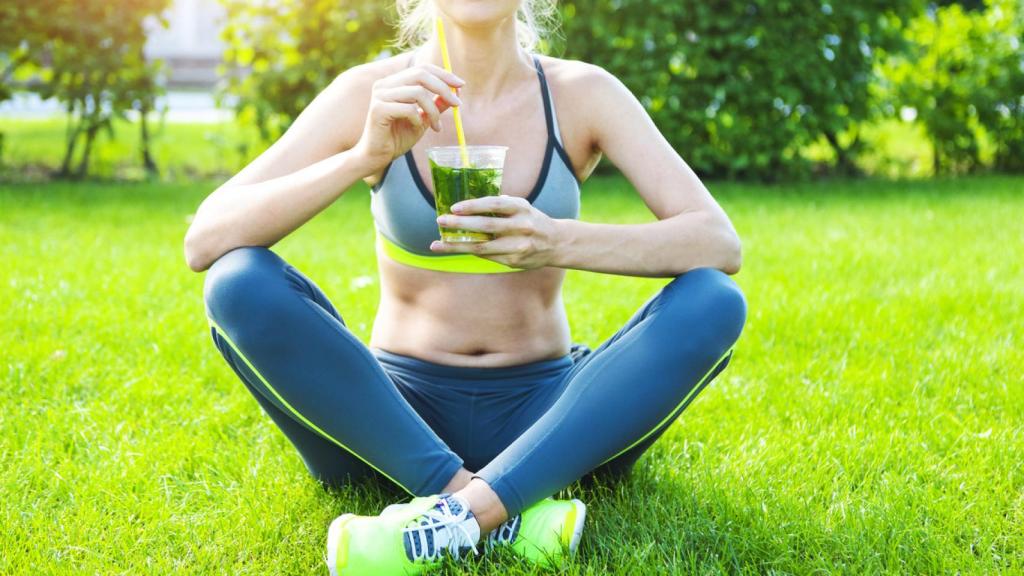 Mujer bebiendo una infusión después de entrenar en un día de verano. Foto: iStock.