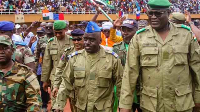 Partidarios de los líderes golpistas de Níger participan en un mitin en Niamey.