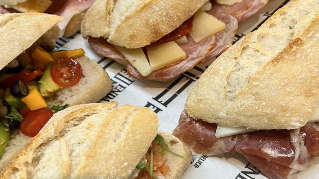 Los bocadillos preparados de La Tienda de Lino son el almuerzo playero perfecto. Fuente: La Tienda de Lino