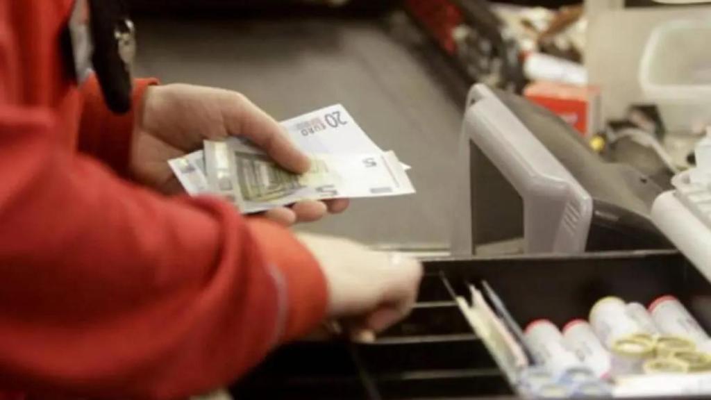 Caja registradora de un local en imagen de archivo.