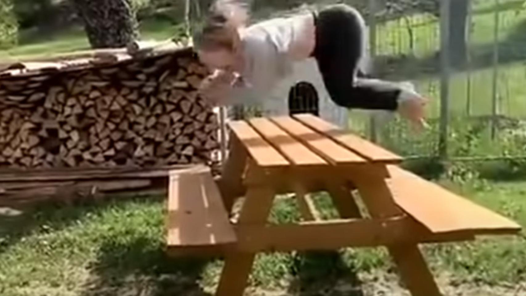 Ayla Kirstine, saltando sobre una mesa como si fuera un caballo.