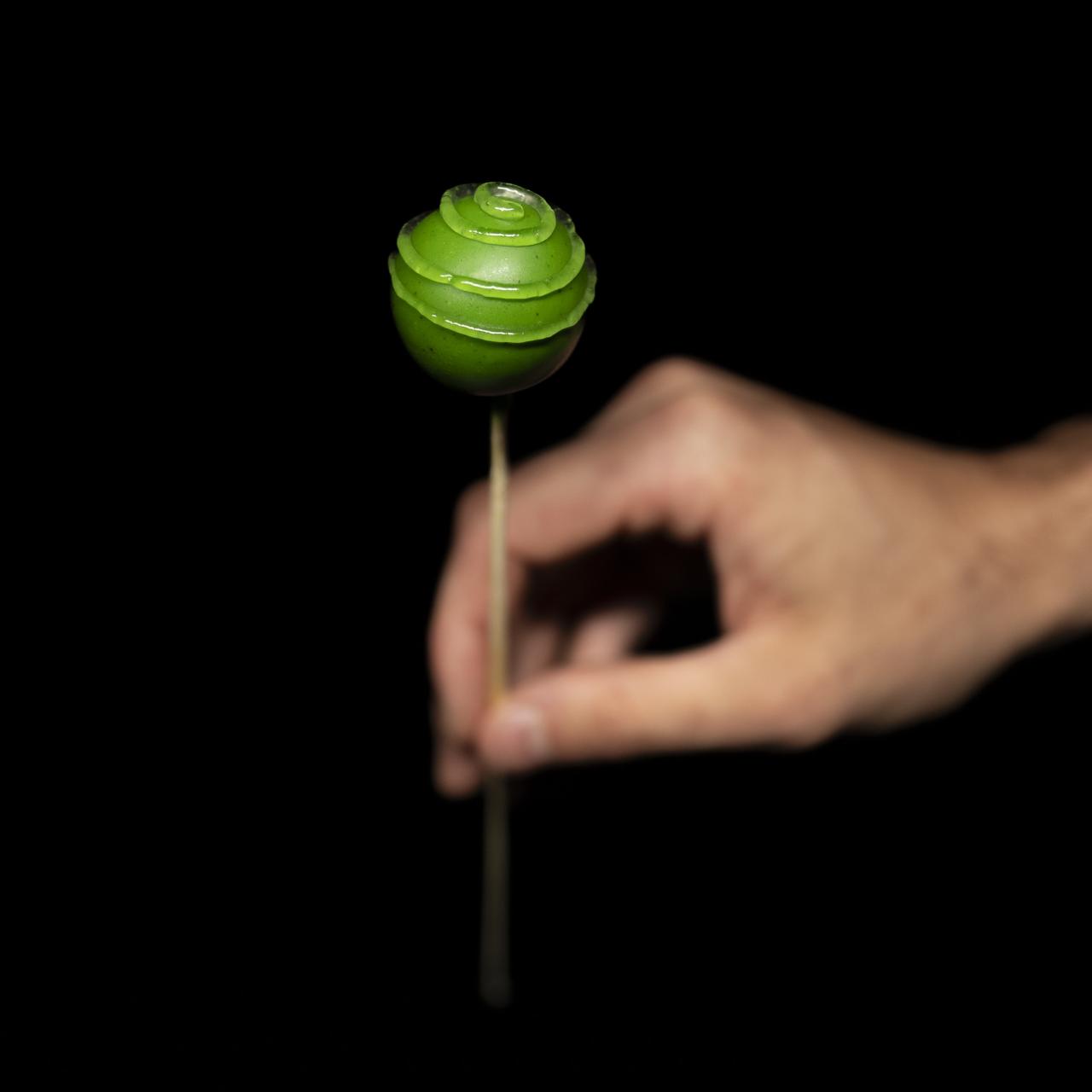 La piruleta líquida de chicles de melón del postre 'Beso' de Alejandro Serrano.