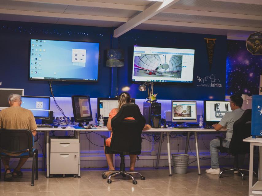Nando Fonseca, Leonor Ana y Faustino Organero forman el equipo del Observatorio Astronómico 'La Hita'
