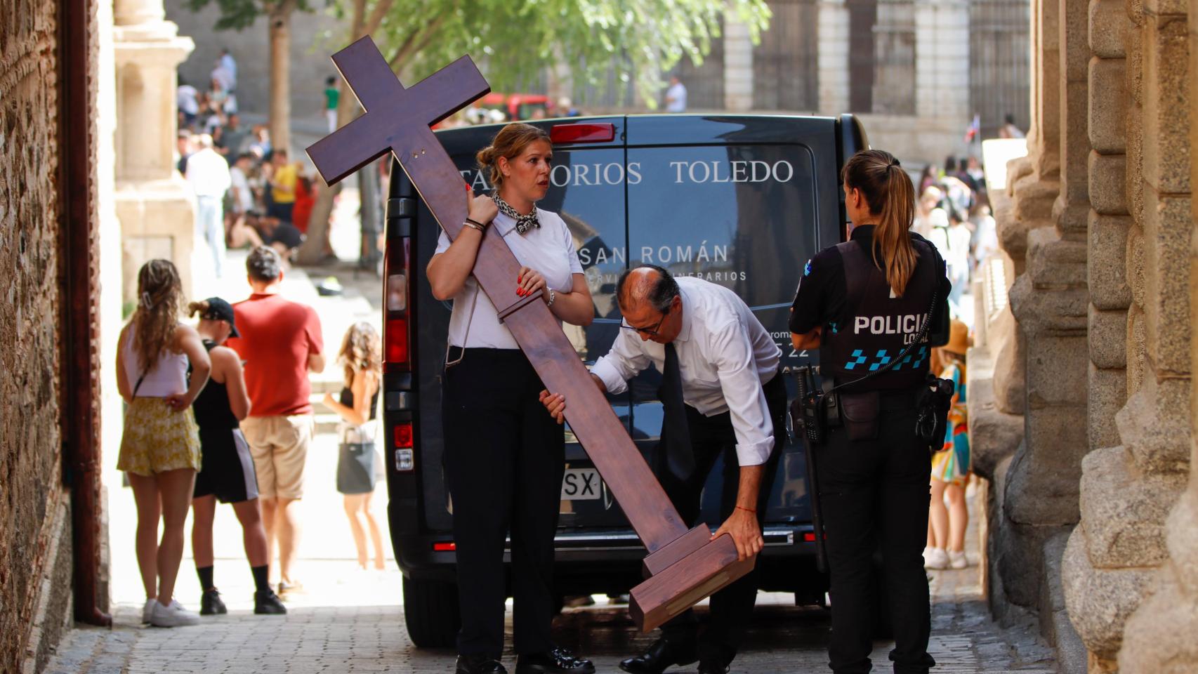 Trabajadores funerarios preparan la capilla ardiente de Bahamontes en el Ayuntamiento de Toledo.