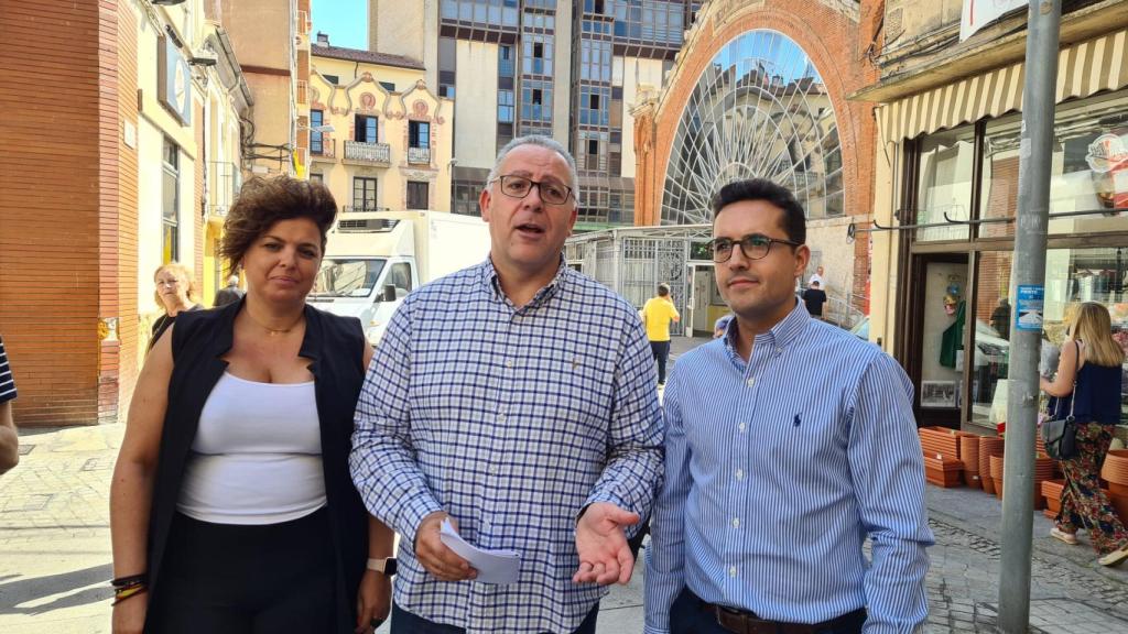 Jesús María Prada Saavedra, junto al viceportavoz  David Ángel Hernández Bernal y la concejal Beatriz Lozano López