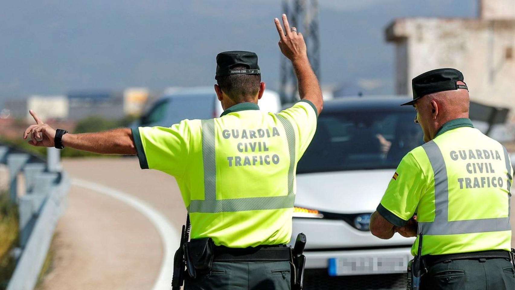 Dos agentes de la Guardia Civil en un control de tráfico.