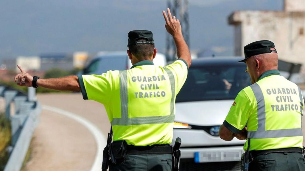 Dos agentes de la Guardia Civil en un control de tráfico.