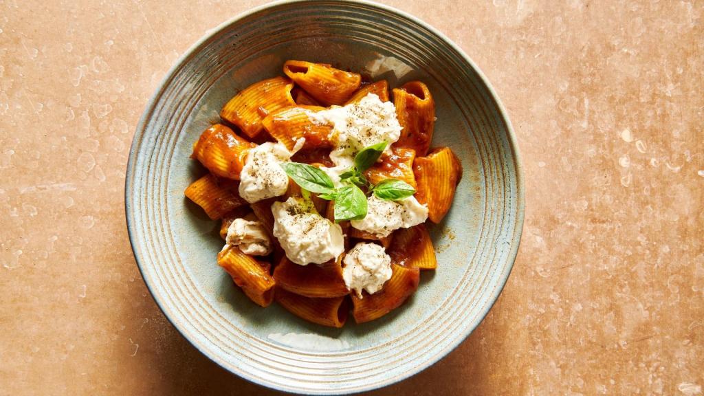 Rigatone al huevo, con salsa pomodoro rosso y burrata fresca