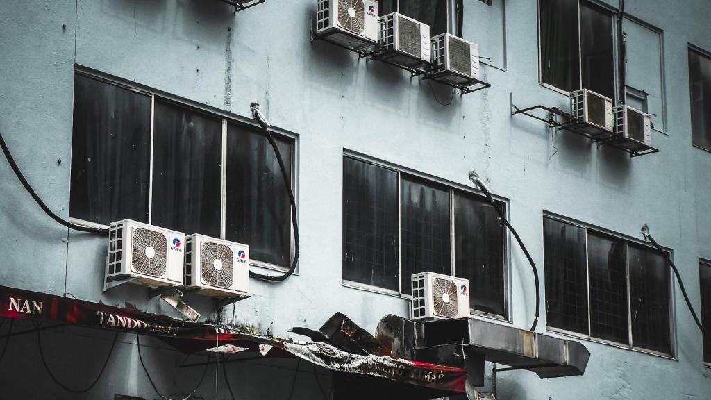 Aires acondicionados instalados en la fachada