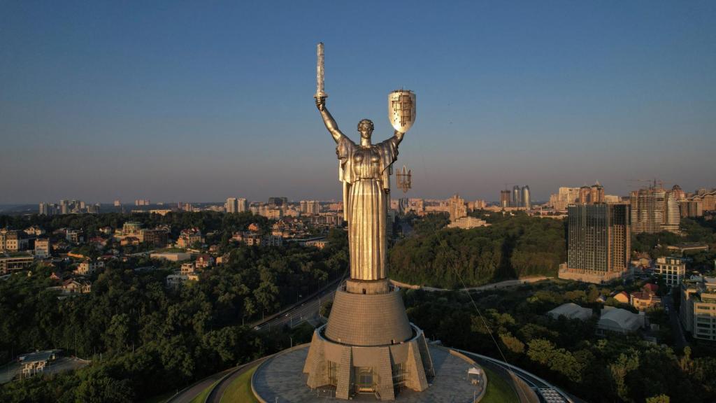 El emblema nacional ucraniano siendo montado en el escudo del monumento a la Madre Patria de Kiev.