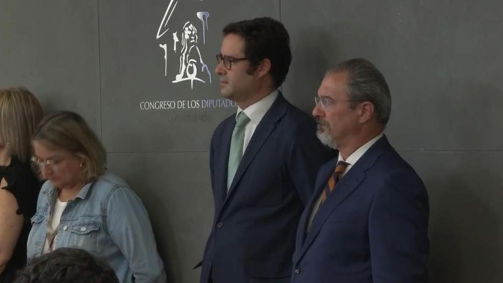 Ignacio de Hoces junto a Carlos Flores Juberías, este martes, en la sala de prensa del Congreso.