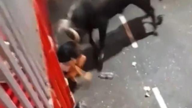 Así ha sido la brutal acogida que ha afectado al joven al pecho y rodilla, principalmente.