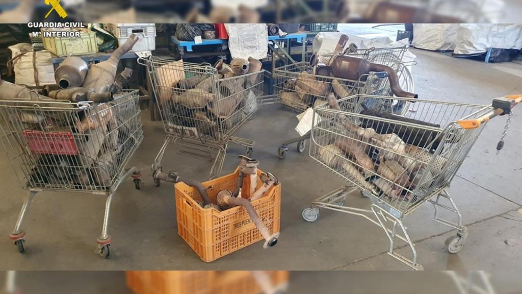 Restos de los catalizadores hallados por la Guardia Civil.