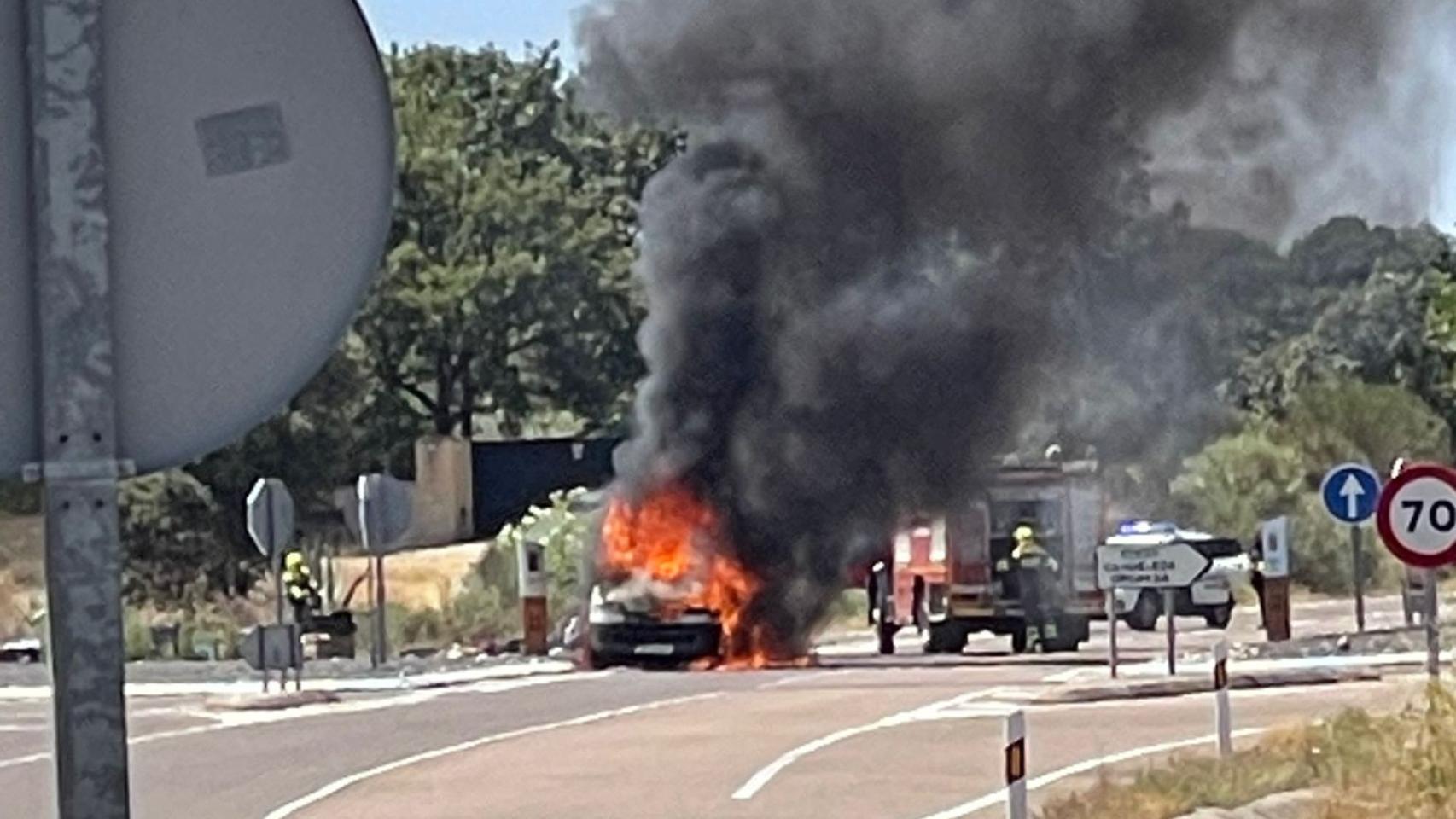 Incendio de una furgoneta en Candeleda