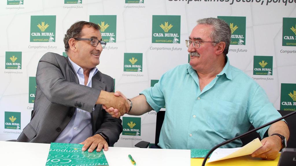 El presidente de la Federación de Lucha Leonesa, Ángel Rivero, y el director de Comunicación de Caja Rural, Narciso Prieto firmando el acuerdo