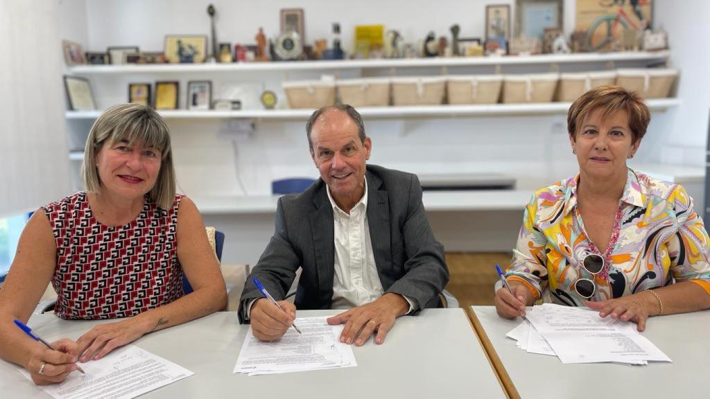 Firma del acuerdo por parte de Mónica de la Sierra, vicepresidenta del comité de empresa; Bosco Fonts, CEO de Cerealto; y María del Mar Rodríguez, presidenta del comité de empresa