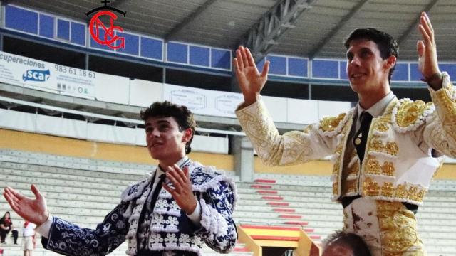 Los novilleros Jarocho y Diego García salieron en volandas del coso de Iscar en la última de feria