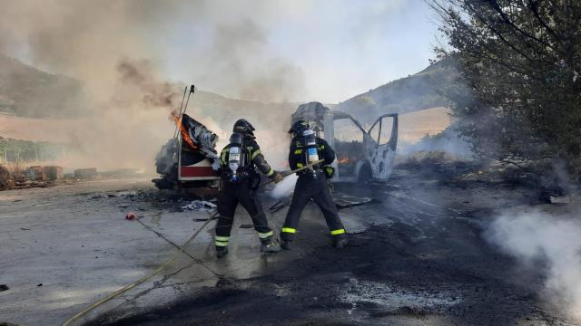 Los bomberos extinguen el fuego en el camión.