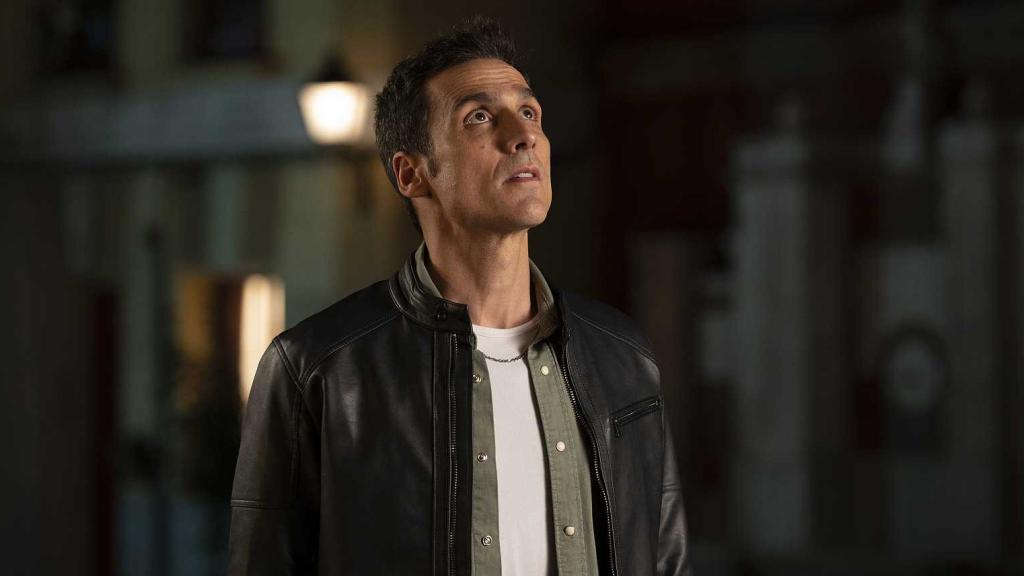 Raúl Prieto interpretando a Julio Conde en la serie Cuatro Estrellas