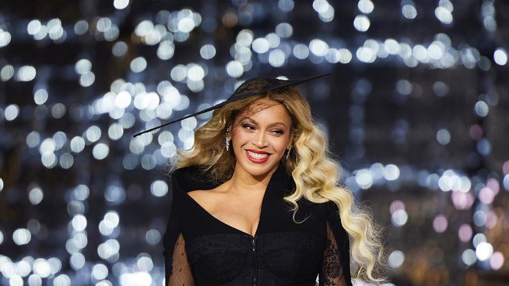 Beyoncé en su concierto de Boston vestida por Arturo Obegero.
