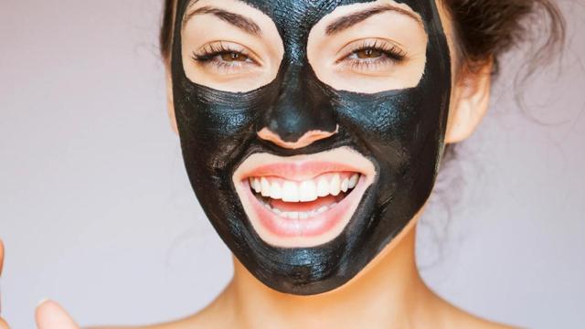 Modelo con una mascarilla contra puntos negro.