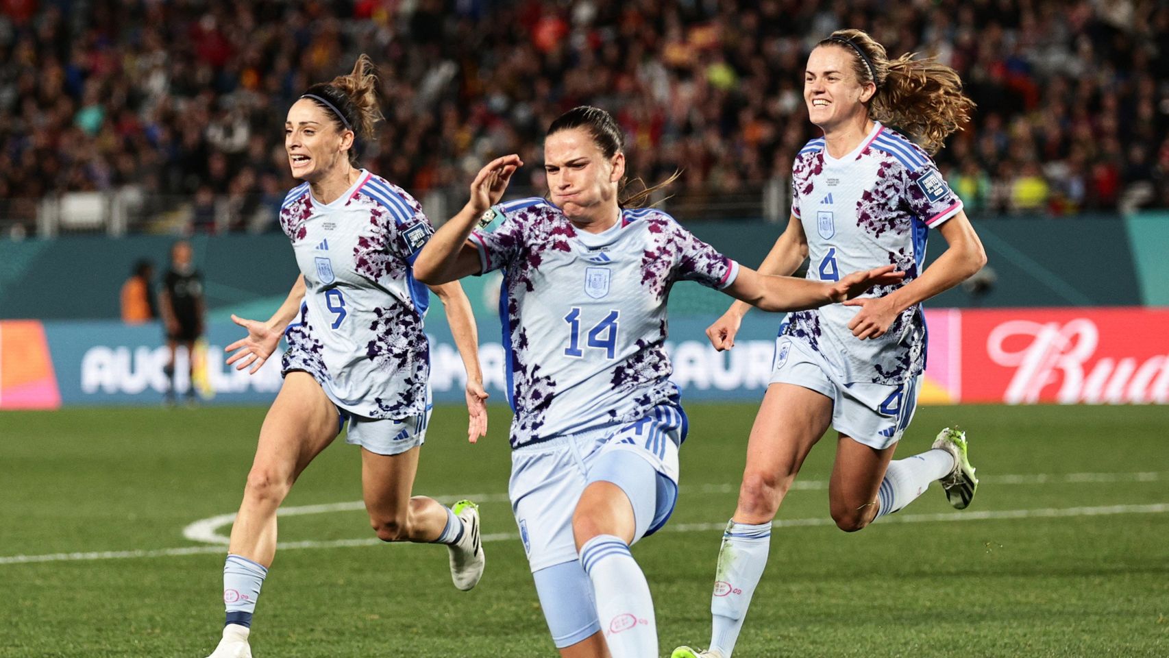 Las jugadoras de España celebran un gol contra Suiza.