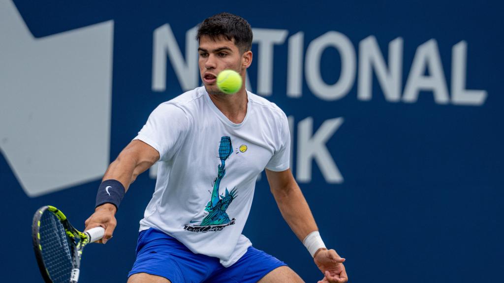 Carlos Alcaraz entrena en la pista central del Abierto de Canadá