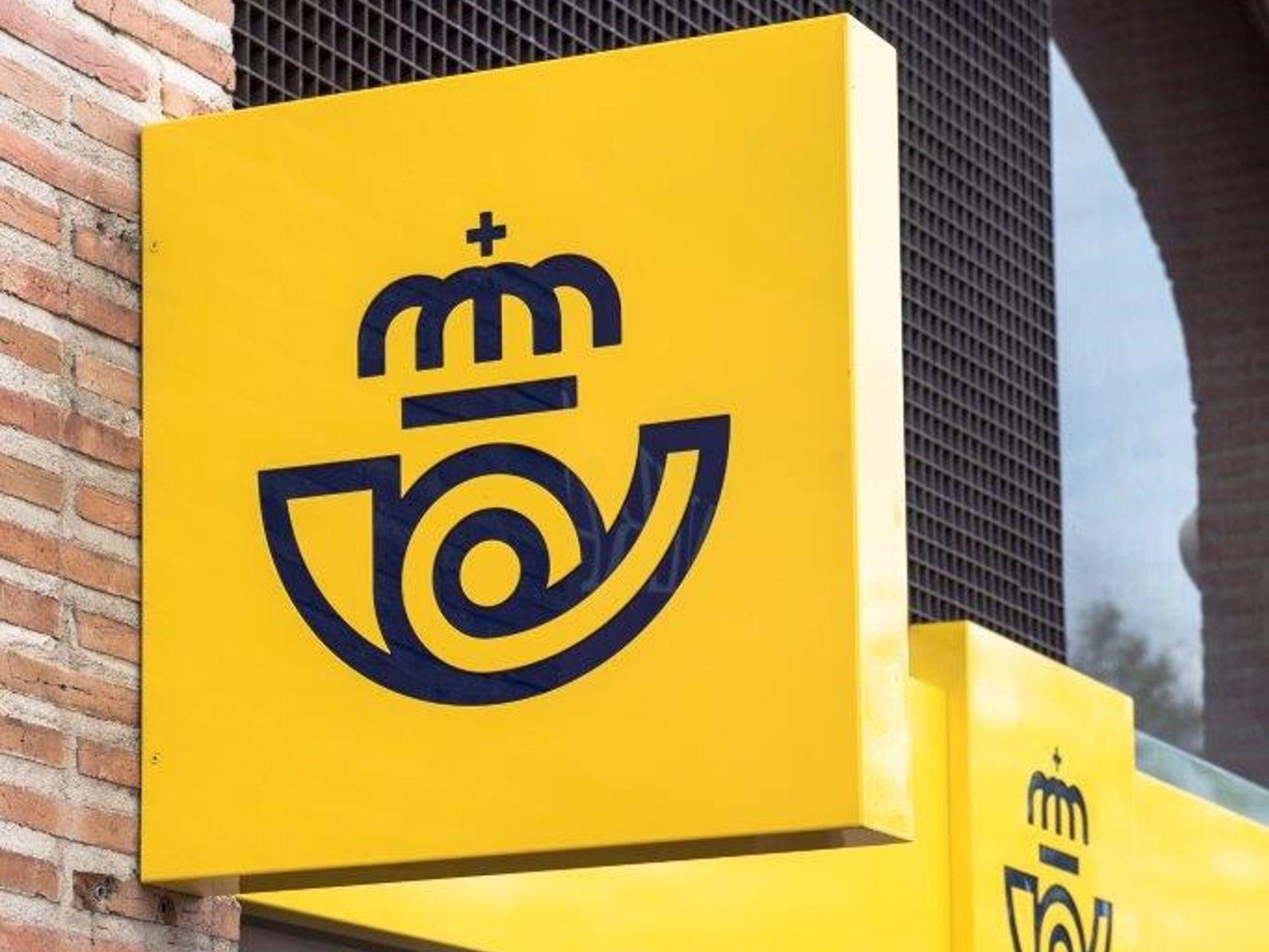 Entrada a una oficina de Correos. - CORREOS