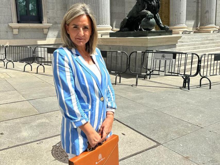 Milagros Tolón posa con su maletín de diputada frente al Congreso. TWITTER